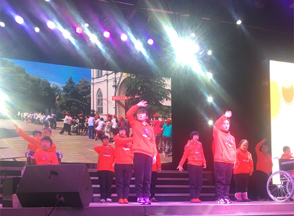 澧县阳光家园的孩子们带来的手语表演_副本.jpg