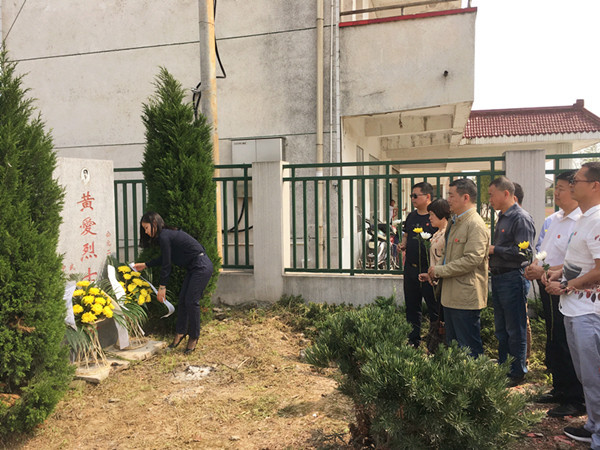 区委常委、统战部长徐桢向烈士墓敬献鲜花_副本.jpg