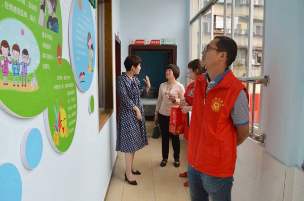 志愿者详细了解残疾人的学习生活情况.jpg