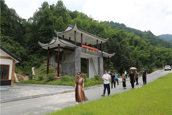 参观赛五龙广场.jpg