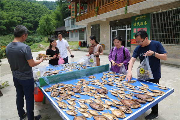 踊跃采购贫困户的农产品.jpg