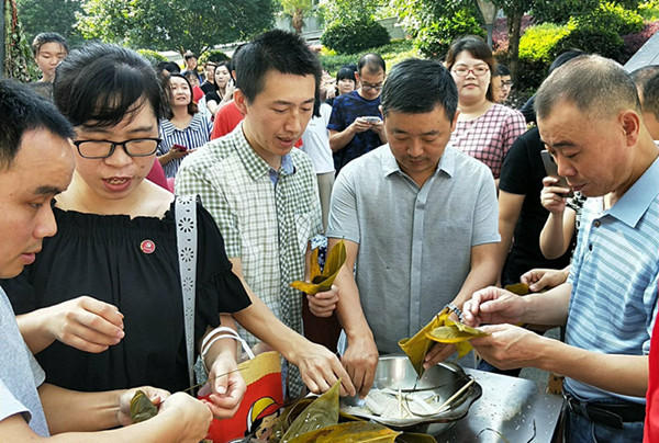 参与包粽子活动.jpg
