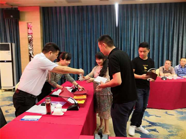 为新当选的兼职副会长、常委颁发证书、牌匾._副本.jpg