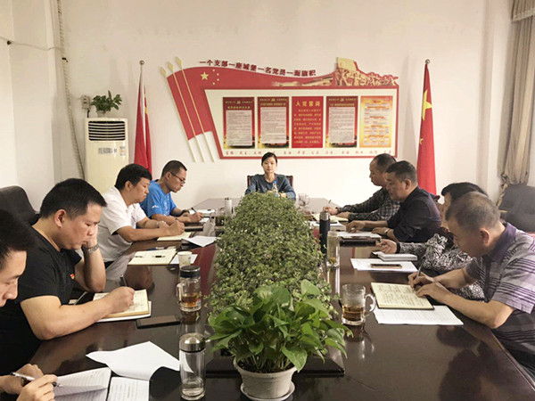 组织生活会现场.jpg