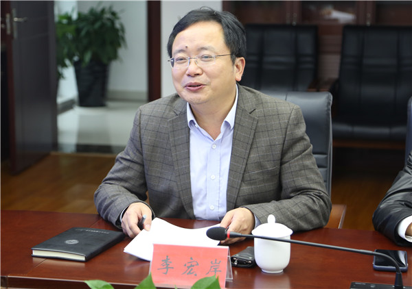 李宏岸主持会议_副本.jpg