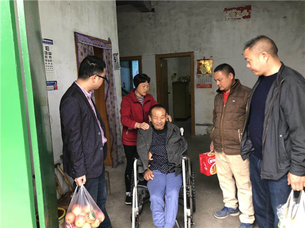 金鱼岭街道工商联慰问贫困户.jpg