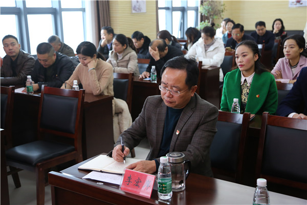 李宏岸出席会议_副本.jpg