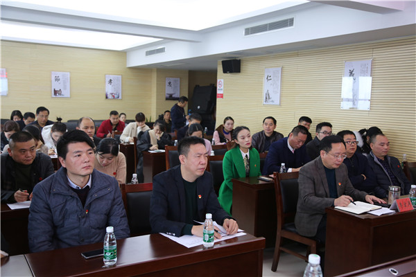 认真聆听讲座_副本.jpg