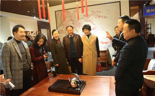 参观展馆_副本.jpg