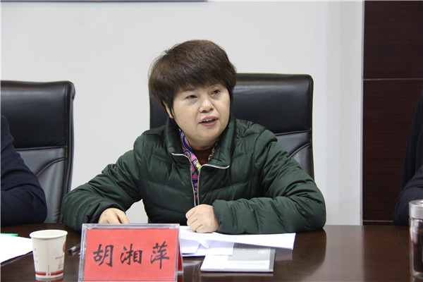 市人大副主任、工商联主席胡湘萍主持座谈会_副本.jpg