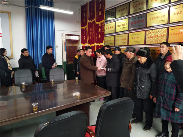 发放慰问金2_副本.jpg