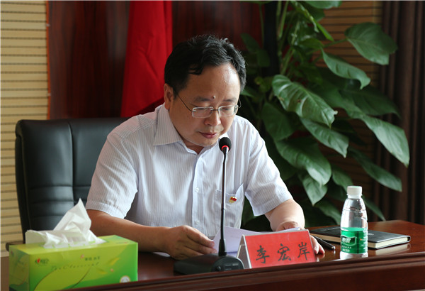 市委统战部副部长、市工商联党组书记李宏岸主持会议并作表态发言.jpg