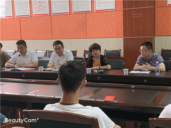市人大常委会副主任、工商联主席胡湘萍鼓励学生.jpg