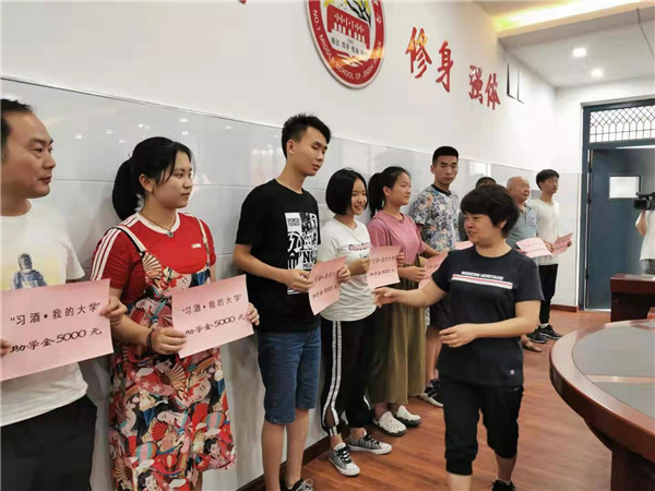 发放助学金.jpg
