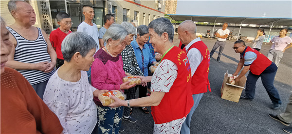老干部赠送物资.jpg 老干部赠送物资.jpg