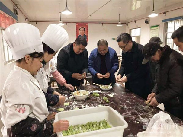 区人大常委会副主任，区工商联主席钱攀和工作人员现场为老人们包饺子.jpg
