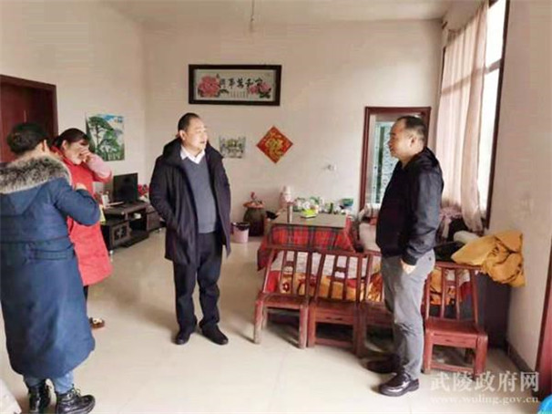 区人大常委会副主任、区工商联主席钱攀与贫困户亲切交谈1.jpg