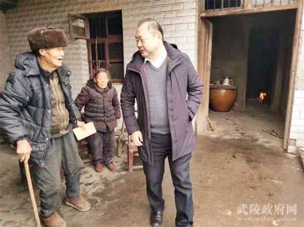 区人大常委会副主任、区工商联主席钱攀与贫困户亲切交谈2.jpg