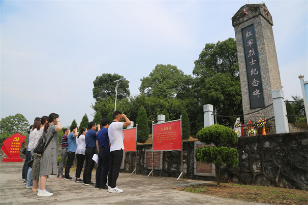 4-集体重温入党誓词.jpg