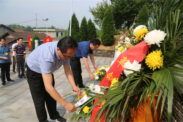 1-敬献花篮整理缎带.jpg