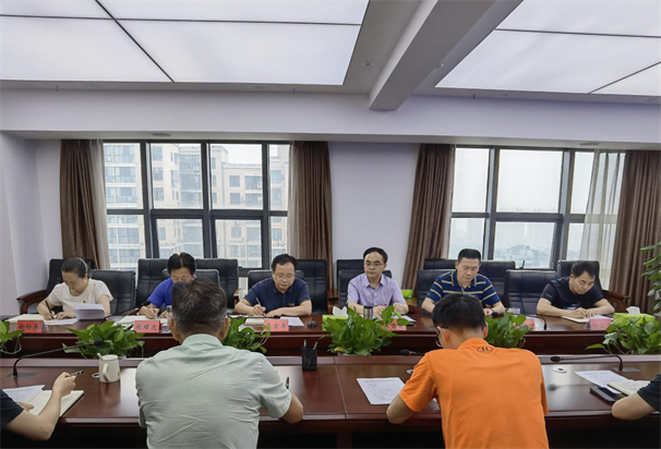 驻会领导参加学习研讨.jpg