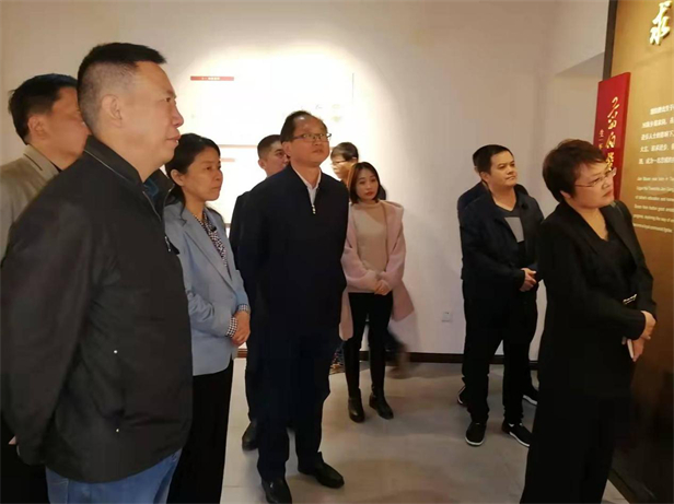 参观翦伯赞故居.jpg