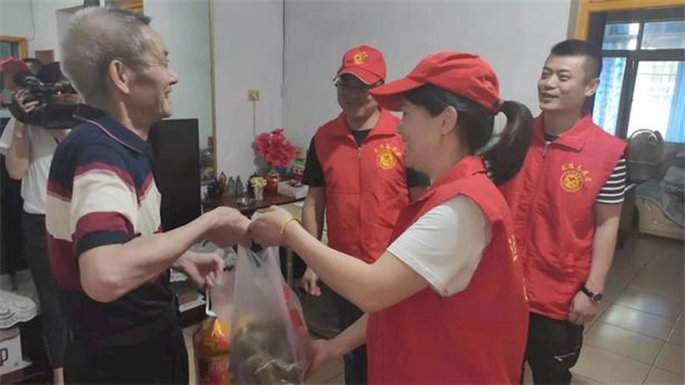 统战志愿者们给社区老党员送上粽子、油等节日慰问.jpg