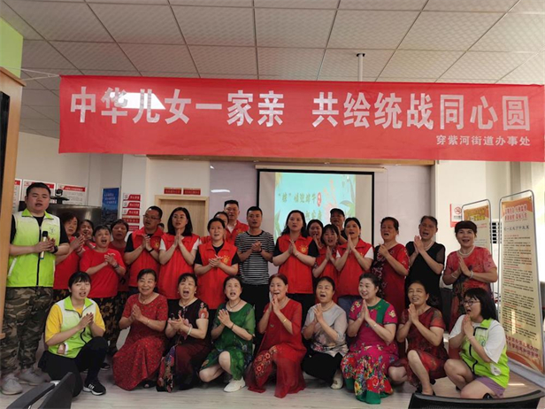 全体干部与社区居民高唱《没有共产党就没有新中国》.jpg