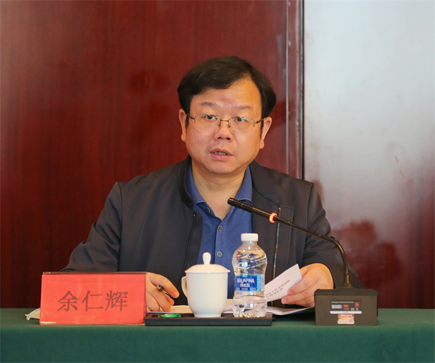 余仁辉主持.jpg