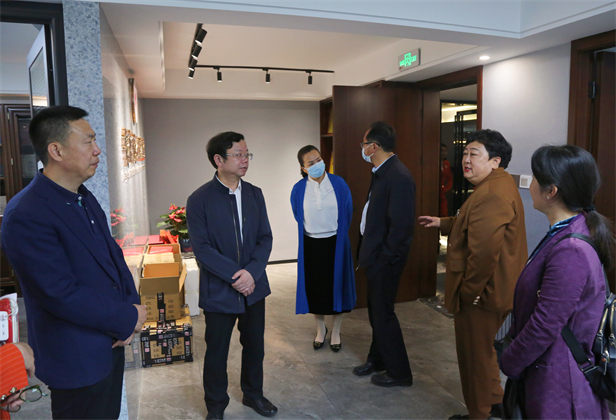 参观市女商会会馆 (1).jpg