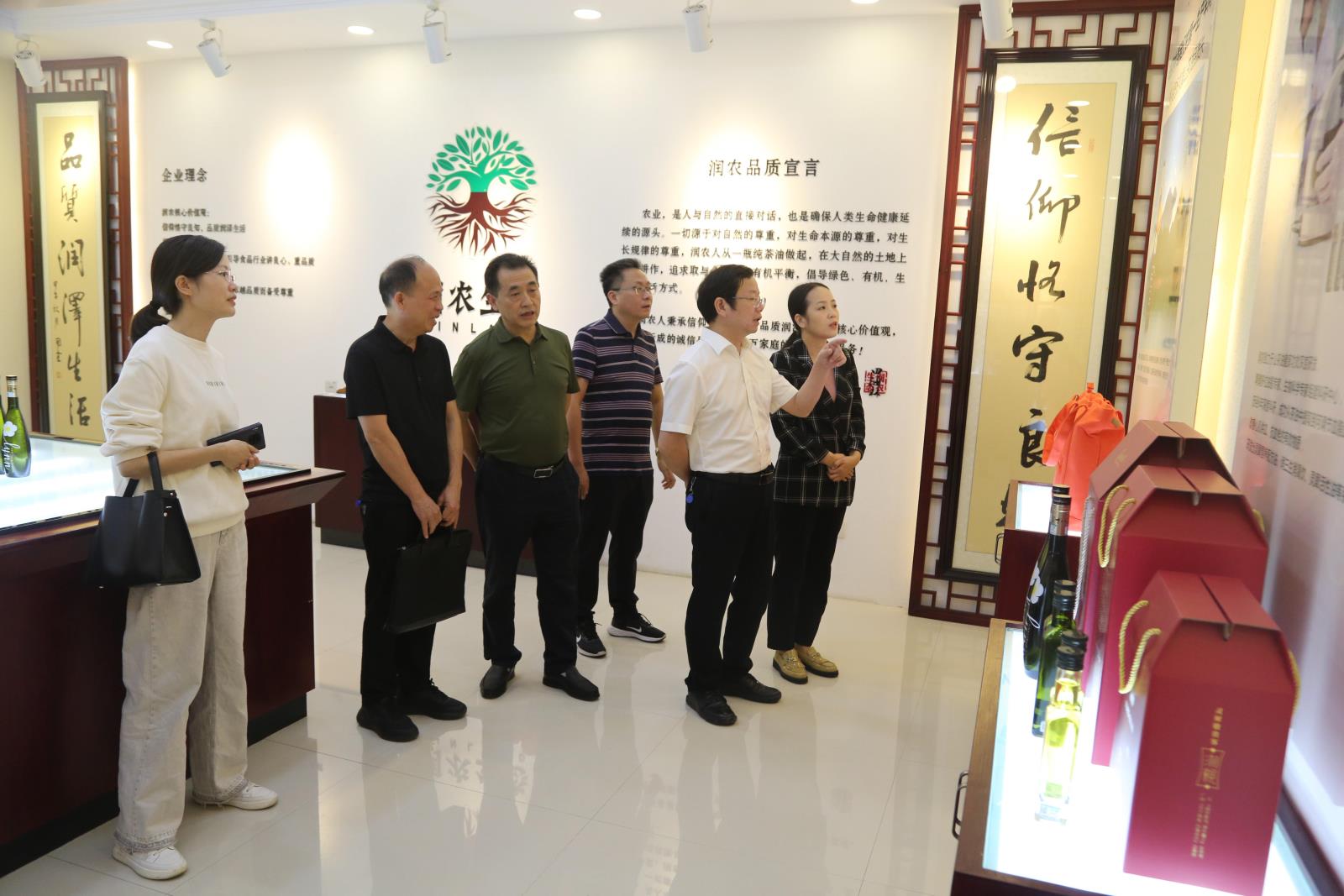 参观企业展厅.JPG